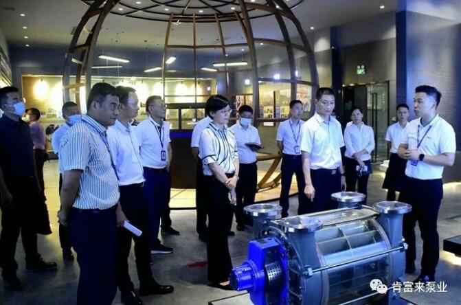 公司董事长、总经理陈迪(右一)向李军区长(右二)一行介绍BBIN宝盈集团(中国)官方网站产品